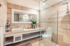 Shower, hair dryer, towels, soap - 4BR Luxury Tropical Paradise  Close The Beach (Las Terrenas)