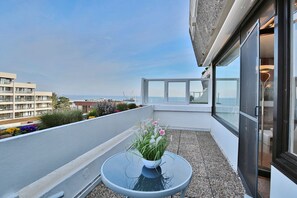 Unclassified image, 4 of 22, button