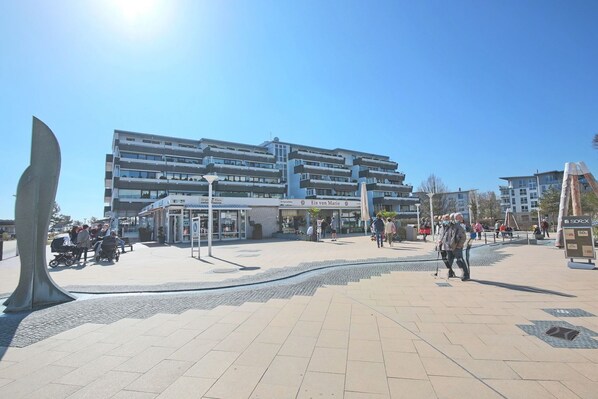 Unclassified image, 1 of 22, button