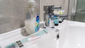 シャワー、ヘアドライヤー、タオル