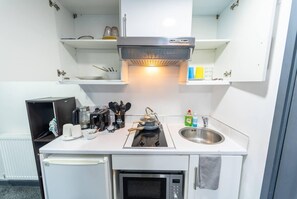 Geladeira, micro-ondas, fogão, cooktop