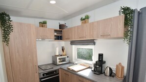 冰箱、微波炉、烤面包机、厨具/餐具