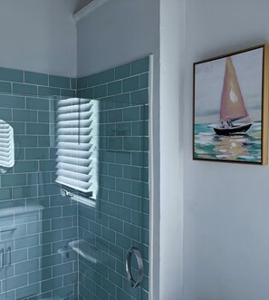 Shower, hair dryer, towels, soap - New Seabury 3-bedroom house with Private Pool and Golf Course View (Mashpee)
