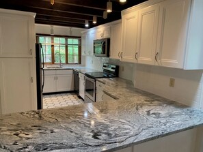 冷蔵庫、電子レンジ、オーブン、コンロ