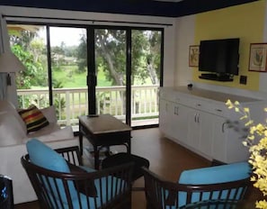 Living area - Cozy studio in welcoming Princeville with WiFi (Princeville)