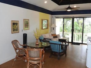 Living area - Cozy studio in welcoming Princeville with WiFi (Princeville)