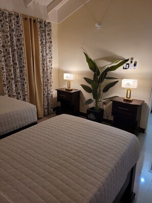 2 chambres, fer et planche à repasser, Wi-Fi, draps fournis