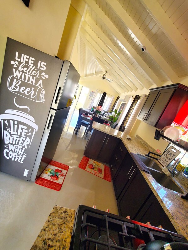 Réfrigérateur, micro-ondes, plaque de cuisson, cafetière/bouilloire