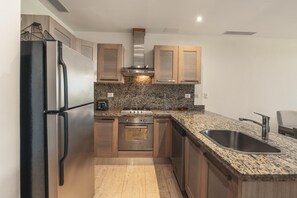 Kylskåp, mikrovågsugn, ugn och kaffe- och tebryggare