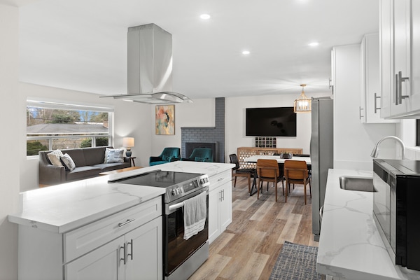 Een microgolfoven, een oven, een kookplaat, een vaatwasser