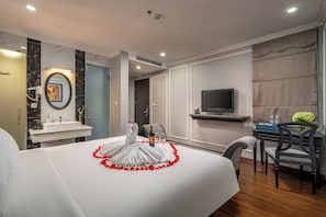 Premium bedding, memory-foam beds, minibar, in-room safe - Amara Hanoi Hotel (Hanoi)