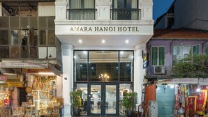 Um edifício de vários andares com uma placa indicando 