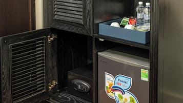 Family Triple Room | Living area | Flat-screen TV, fireplace, printers