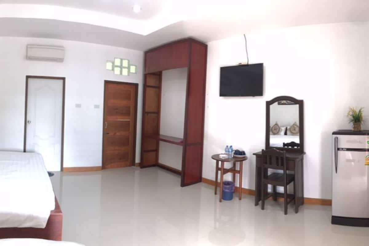 Panoramic Triple Room | Desk, free WiFi, bed sheets