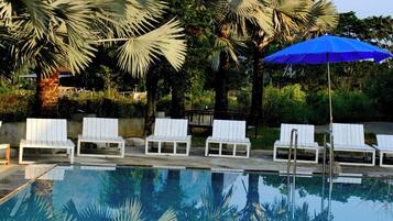 Una piscina al aire libre