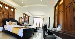 Family Quadruple Room, 1 Bedroom | Desk, free WiFi, bed sheets