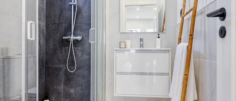 Dusche, Haartrockner, Handtücher, Seife