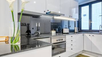 Refrigerador, microondas, horno y parrilla de estufa