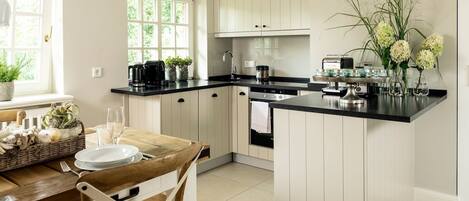 Fridge, oven, stovetop, dishwasher