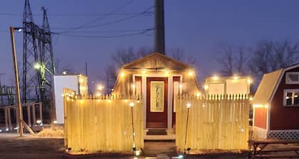 Cozy cabin on a working horse rescue with WiFi, HVAC, plumbed outhouse, shower