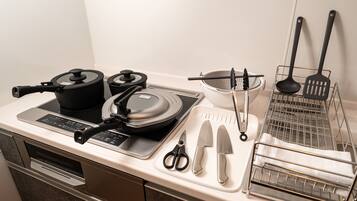 Comfort House | Private kitchen | Full-size fridge, microwave, oven, stovetop