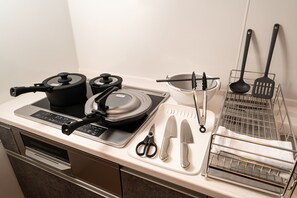 Comfort House | Private kitchen | Full-size fridge, microwave, oven, stovetop