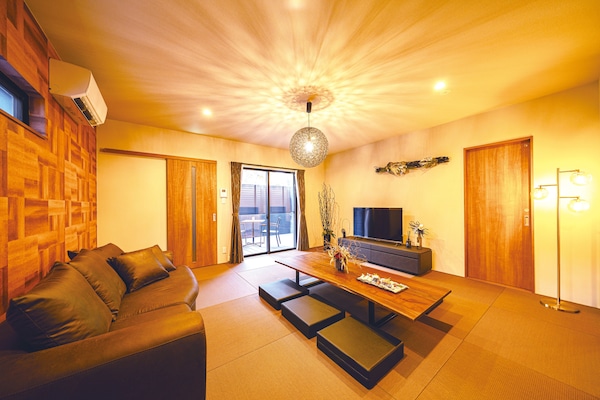 Hus – comfort | Oppholdsrom | En 50-tommers Flatskjerm-TV med digitale kanaler samt Netflix og Hulu