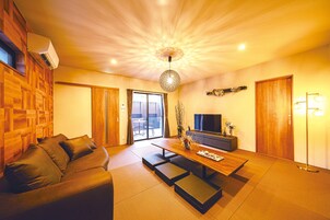 บ้านคอมฟอร์ท | ห้องนั่งเล่น | ทีวีจอแบน 50 นิ้ว พร้อมช่องดิจิตอล, Netflix, Hulu