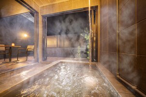 บ้านคอมฟอร์ท | ห้องน้ำ | อ่างอาบน้ำและฝักบัวแยกจากกัน, อ่างแช่น้ำพุร้อน, ของใช้ในห้องน้ำฟรี