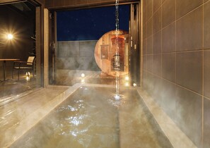 A spa area with a hot tub, a wooden sauna, and a night sky view. - Ishigaki sen (Beppu)