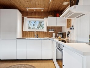 Køleskab, mikrobølgeovn, ovn, højstol