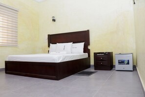 Superior Room | Individually furnished, desk, soundproofing, free WiFi - Hotel Kinyao (Parakou)