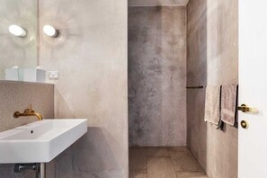 シャワー、ヘアドライヤー、タオル、石鹸