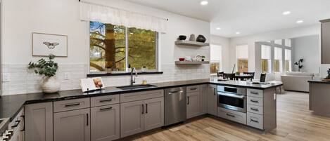 Microondas, horno, placa de cocina, lavavajillas