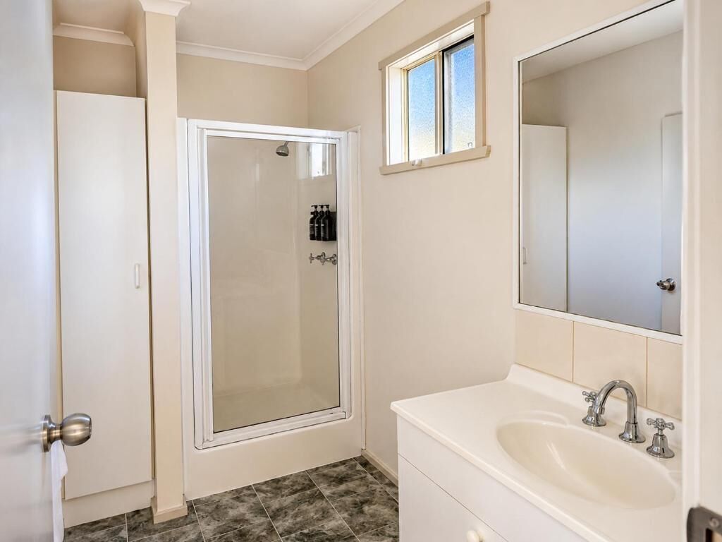 Standard 2 Bedroom Cabin | Bathroom | Shower, free toiletries, towels, toilet paper