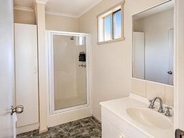 Standard 2 Bedroom Cabin | Bathroom | Shower, free toiletries, towels, toilet paper