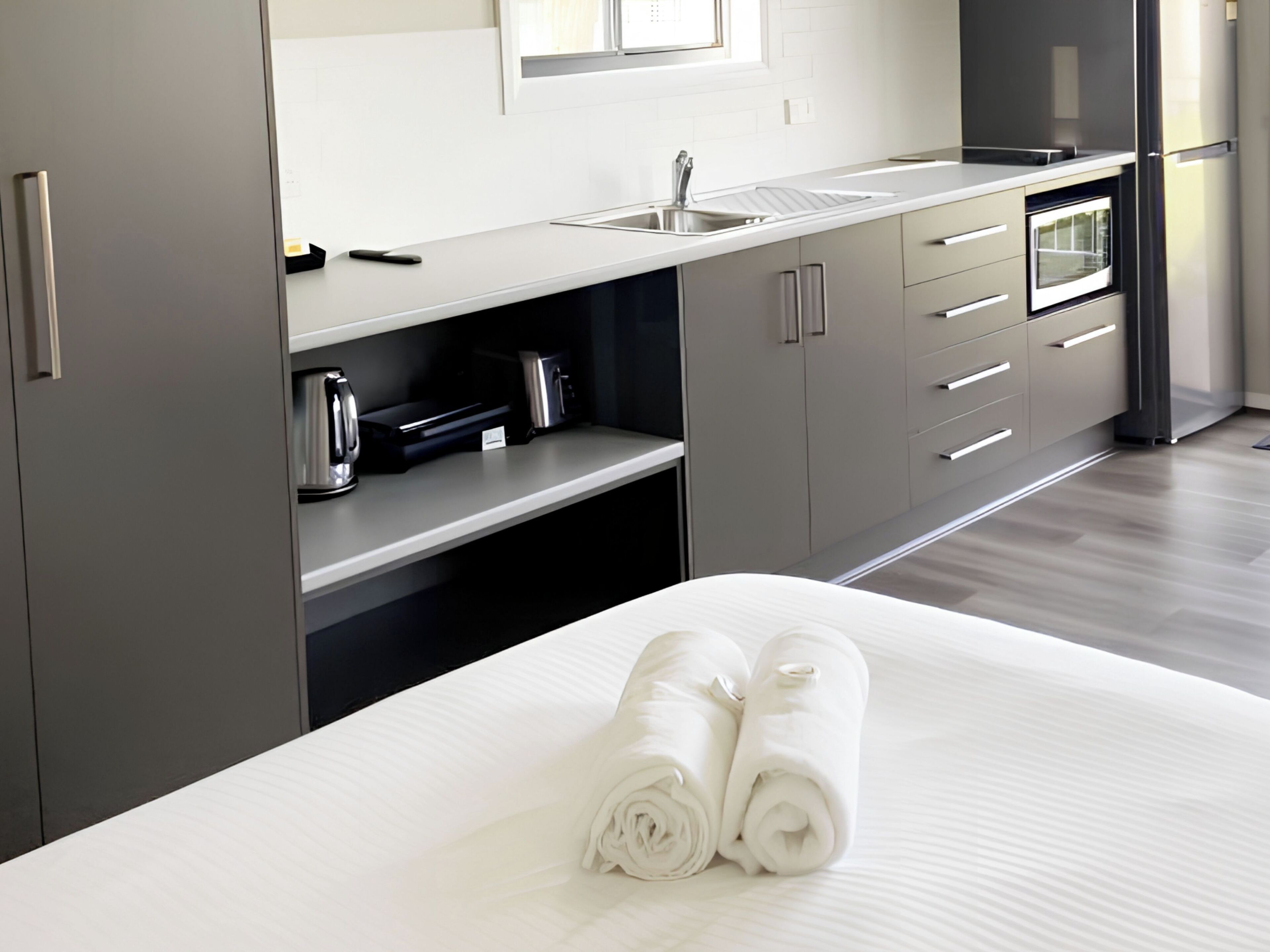 スーペリア キャビン | 専用キッチン | 電子レンジ、コンロ、トースター、調理器具と食器