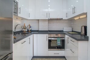 Réfrigérateur, four à micro-ondes, un four, surface de cuisson