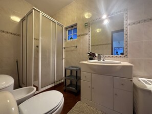 Douche, séchoir à cheveux, serviettes fournies