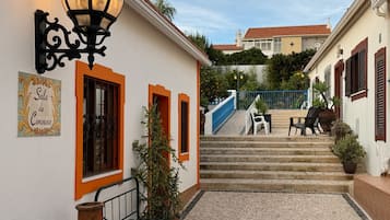 Una calle empedrada que lleva a un edificio con un letrero que dice "Sala de Convivio".