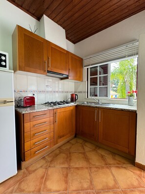 KĂŒhlschrank, Mikrowelle, Toaster, Kochgeschirr/Geschirr/Besteck