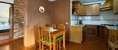Refrigerador, microondas, tostadora y utensilios de cocina
