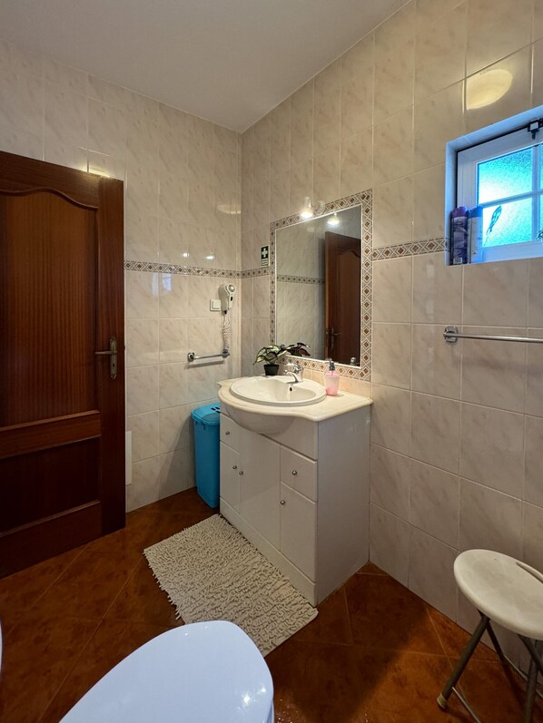 Dusj, hårføner og håndklær