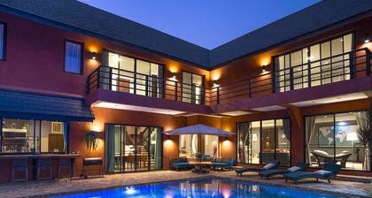 The One Villa, just 10 minutes from Old City and Airport. Tropical Vibes!