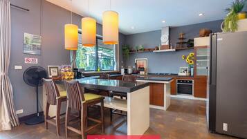 Een koelkast, een microgolfoven, een oven, een kookplaat