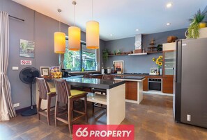 Fridge, microwave, oven, stovetop - The One Villa, just 10 minutes from Old City and Airport. Tropical Vibes! (Mueang Chiang Mai)