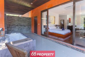5 bedrooms, desk, iron/ironing board, travel crib - The One Villa, just 10 minutes from Old City and Airport. Tropical Vibes! (Mueang Chiang Mai)