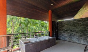 Property grounds - The One Villa, just 10 minutes from Old City and Airport. Tropical Vibes! (Mueang Chiang Mai)