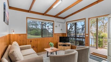 Standard Waterfront 2 Bedroom Cabin | Wohnbereich