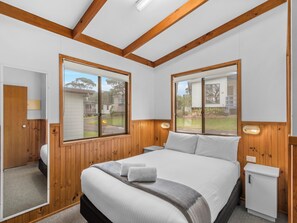 Free cots/infant beds, free WiFi, bed sheets - Joalah Holiday Park (Durras North)